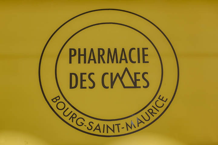 Logo pharmacie des Cimes bourg saint maurice jaune Mobil M